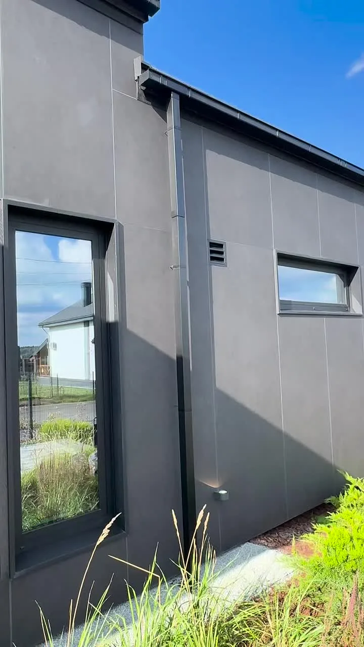 Современный дом с интересной архитектурой 🏠